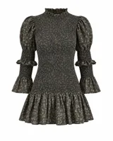 Vestido corto marrón con estampado floreado, confeccionado con tejido fruncido tipo nido de abeja en el torso y mangas largas con diseño abullonado y volados en los puños. Presenta cuello alto con volado y falda evasé corta con vuelo.