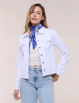 Campera de jean blanca Baccini, con cuello solapa, cierre frontal con botones metálicos, bolsillos en el pecho y terminación de ruedo desflecado.