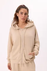 Conjunto de dos piezas compuesto por un buzo con capucha, cierre frontal y bolsillos, y un short con cintura elástica y cordón ajustable. Ambas prendas presentan un diseño holgado y cómodo.