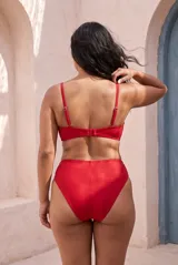 Conjunto de bikini negro con corpiño tipo balconette de tirantes regulables y bombacha de tiro alto.
