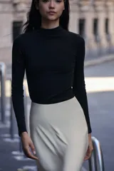 Camiseta de manga larga con cuello subido, de corte regular y largo estándar.