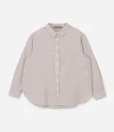 Camisa plus size alargada de Ashua, confeccionada en tela anarruga con diseño a rayas en tonos marrón y blanco. Presenta cuello inglés, cierre frontal con botones y mangas largas.