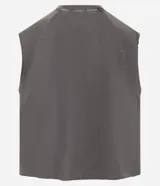 Musculosa sin mangas de algodón con cuello redondo en rib, bajo cortado a hilo y efecto desteñido. Presenta un estampado central con lettering en blanco.