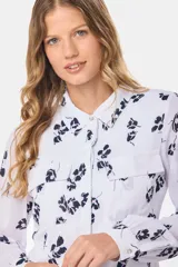 Blusa tipo camisa blanca de manga larga con botones nacarados ocultos con cartera. Tela suave y sedosa con doble capa en el frente para evitar transparencias.