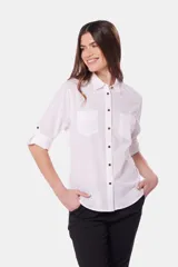 Camisa de lino color verde menta, de manga larga con botones personalizados, cuello camisero, dos bolsillos frontales en el pecho y presilla en la manga.