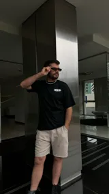 Bermuda de lino color beige con bolsillos laterales.