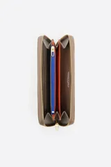 Billetera grande Bimba y Lola de estructura blanda, con cierre de cremallera perimetral y logo metálico dorado aplicado en el frente.