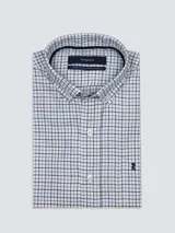 Camisa de hombre de manga larga con diseño a cuadros en tonos azules y blancos, cuello abotonado y logo bordado en el pecho.