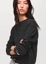 Jersey de punto gris oscuro, de corte recto con cuello redondo y manga larga, confeccionado en mezcla de algodón, viscosa y lana.