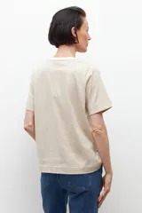 Remera de manga corta con diseño color block, combinando paneles en color blanco, naranja y verde agua.