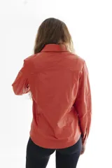 Camisa de cuero vacuno genuino color beige, de estilo Western, con bolsillos de parche con solapa en el pecho, costuras pespunteadas a contratono y botones metálicos frontales.