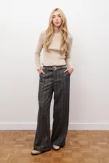 Buzo de morley color beige, con cuello bote y manga larga.