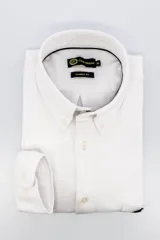 Camisa de jersey de algodón blanca, marca Club House, con cuello abotonado y bolsillo en el pecho. Corte clásico.