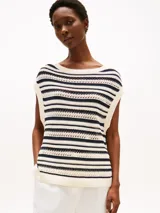 Sweater sin mangas de punto calado a rayas horizontales color crema y azul marino, con cuello barco y logo metálico de Tommy Hilfiger en el bajo.