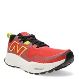 Championes de trail running New Balance Fresh Foam X Hierro V8, color rojo con detalles en amarillo y negro. Presentan capellada de malla transpirable, entresuela Fresh Foam X y suela Vibram Eco-Step Natural.