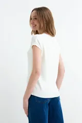 Sweater negro de punto fino, con mangas cortas y escote en V.