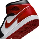 Zapatilla de caña media Nike Air Jordan 1 Mid, con combinación de colores negro, rojo y blanco. Presenta paneles de cuero liso y charol, con el logo Swoosh rojo y el logo Air Jordan en el tobillo.