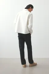 Sobrecamisa color crema de sarga de algodón, corte regular, con cuello inglés, tapeta clásica, bolsillo de parche en el pecho, mangas largas con puños abotonados y bajo recto.