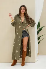 Camisola larga color verde militar con bordados de palmeras y soles en hilo crudo, cuello camisero, mangas largas y bolsillo frontal.