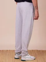 Pantalón deportivo jogger recto negro con bolsillos laterales con cierre.