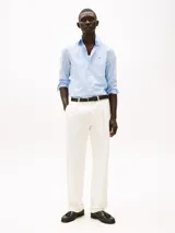 Camisa celeste con microestampado, de corte regular, manga larga y logo de Tommy Hilfiger bordado en el pecho.