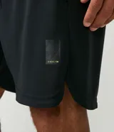 Bermuda deportiva Get Over de color azul marino, con cintura elástica ajustable mediante lazo y dos bolsillos laterales con cierre de cremallera.