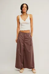 Musculosa de punto acanalado blanca, de calce ajustado y corto, con escote en V profundo, tiras finas y detalle de encaje en contraste bajo el escote.