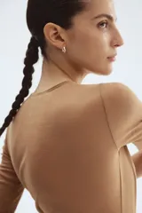 Remera larga de algodón pima color camel, de corte entallado, con cuello redondo y mangas al codo.