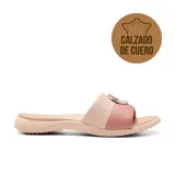 Sandalia casual Usaflex de cuero color rosa y beige, con hebilla decorativa con strass.