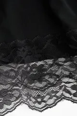 Top de breteles finos con escote recto, confeccionado en tejido liso con delicados detalles de encaje en el escote, laterales y ruedo.