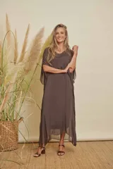 Vestido tipo túnica de seda, color marrón, con escote en V, mangas cortas amplias y diseño holgado con forro interior.
