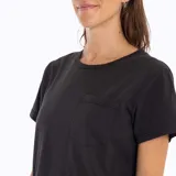 Remera de algodón reciclado color negro, con cuello redondo, mangas cortas y un bolsillo abierto en el pecho.