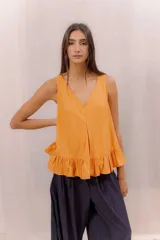 Musculosa naranja con escote en V, tirantes anchos y diseño amplio con volados en el ruedo.