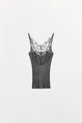 Top de punto acanalado con escote en pico y delicada aplicación de encaje floral a tono en el escote y espalda. Presenta tirantes finos y un corte ajustado al cuerpo.