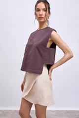 Blusa sin mangas color marrón topo, con cuello redondo y corte recto.