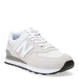Championes urbanos New Balance modelo 574, color gris claro con detalles en blanco. Confeccionados en una combinación de gamuza y malla, presentan el logo 'N' característico en los laterales y entresuela con tecnología ENCAP para mayor amortiguación.