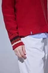 Blazer de pana color crema con solapas clásicas, cierre frontal de un botón y puños con detalle de tejido a rayas. Presenta un corte estructurado y elegante.