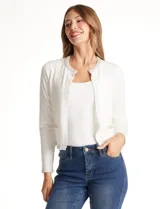 Chaqueta tejida blanca de la marca Rio & Rian, con cuello a la base bordado con perlas y canutillos. Cuenta con broche de enganche interno, bolsillos simulados en la delantera con aplique de brillos, y vivo delantero y puños en tejido lurex.