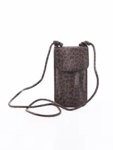 Bandolera porta celular color marrón con estampado animal print de leopardo y correa de soga.