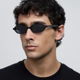 Gafas de sol con montura rectangular de bordes suaves, color negro, con lentes polarizadas color negro.
