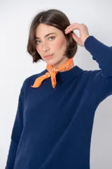 Sweater color beige de tejido de punto con cuello redondo y mangas largas.