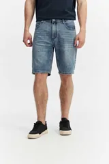 Bermuda de denim de corte relaxed fit, tiro medio y color negro con efecto deslavado. Cuenta con bolsillos clásicos y cierre frontal con botón y cremallera.