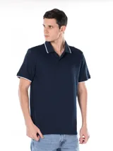 Chomba azul marino de algodón con cuello clásico, tapeta de dos botones y mangas cortas. Presenta ribetes blancos en contraste en el cuello y las mangas.