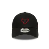 Gorro New Era 9Forty Trucker de los Chicago Bulls, color negro con logo del equipo bordado en rojo en el frente y logo de New Era bordado en rojo en el lateral. Parte trasera de rejilla negra y cierre ajustable.
