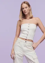 Top strapless color crudo con botones frontales y ruedo desflecado.