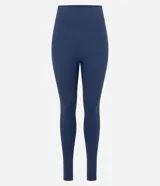 Pantalón legging deportivo de la marca Get Over, color negro, confeccionado en tejido rib seamless acanalado con cintura elástica y ajuste al cuerpo.