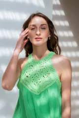 Vestido corto blanco con escote halter y detalle de crochet en el corpiño.