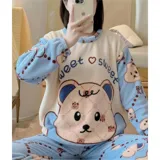 Conjunto de pijama de dos piezas confeccionado en tela de plush suave y abrigada. Incluye una remera de manga larga con diseño estampado de Totoro y pantalón largo a juego con puños en contraste.