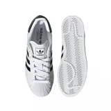 Championes Adidas Superstar blancos con las tres tiras laterales negras de malla y contrafuerte trasero negro.