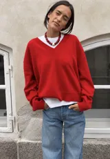 Collar corto de cuentas de coral rojo con una cuenta central de nácar blanco.